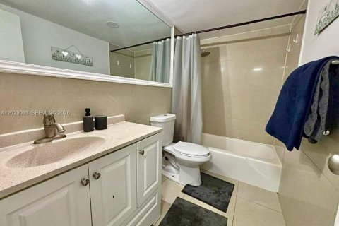 Condo in Hallandale Beach, Florida, 1 bedroom № 2257927 - photo 13