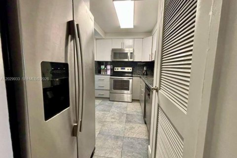 Condo in Hallandale Beach, Florida, 1 bedroom № 2257927 - photo 6