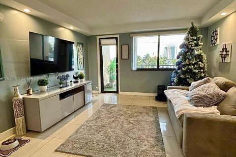 Condo in Hallandale Beach, Florida, 1 bedroom № 2257927 - photo 4