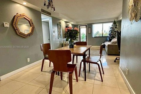 Condo in Hallandale Beach, Florida, 1 bedroom № 2257927 - photo 2