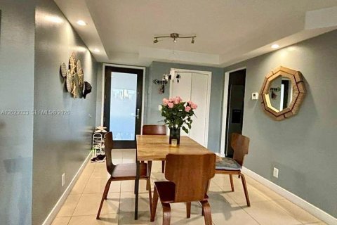 Condo in Hallandale Beach, Florida, 1 bedroom № 2257927 - photo 3