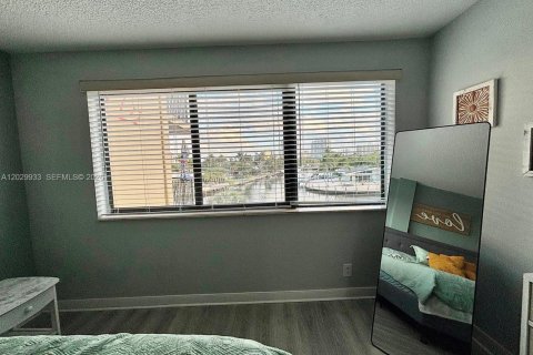Condo in Hallandale Beach, Florida, 1 bedroom № 2257927 - photo 12