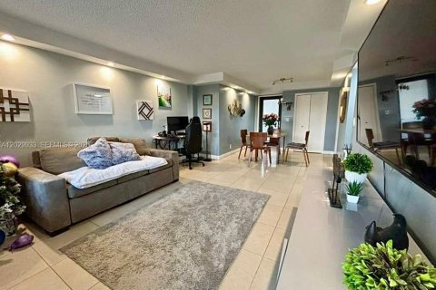 Condo in Hallandale Beach, Florida, 1 bedroom № 2257927 - photo 5