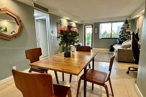 Condo in Hallandale Beach, Florida, 1 bedroom  № 2257927
