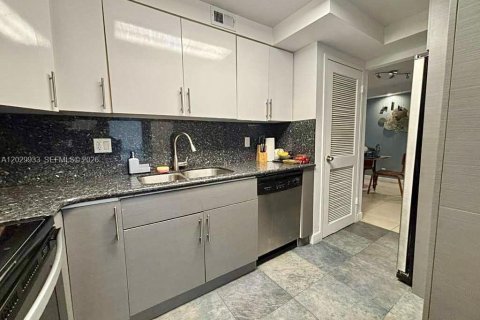 Condo in Hallandale Beach, Florida, 1 bedroom № 2257927 - photo 8