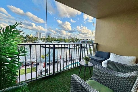 Condo in Hallandale Beach, Florida, 1 bedroom № 2257927 - photo 14