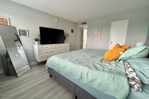 Condo in Hallandale Beach, Florida, 1 bedroom № 2257927 - photo 11