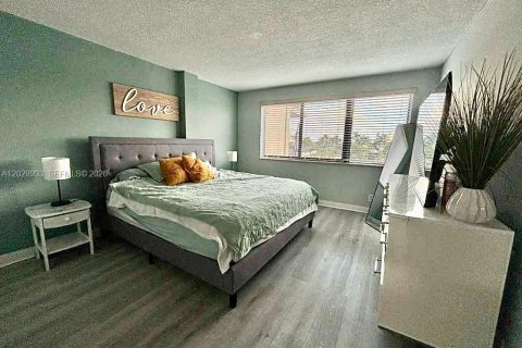 Condo in Hallandale Beach, Florida, 1 bedroom № 2257927 - photo 10