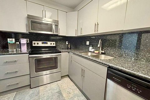 Condo in Hallandale Beach, Florida, 1 bedroom № 2257927 - photo 9