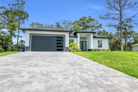 House in Lehigh Acres, Florida 3 bedrooms № 1889175 - photo 2