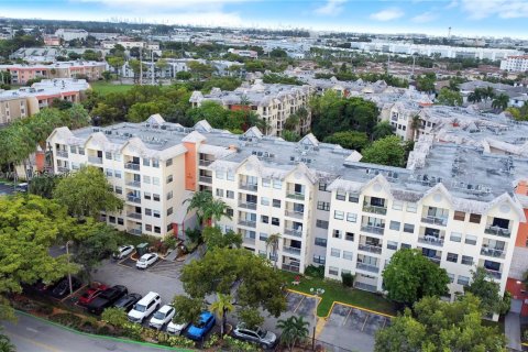 Купить кондоминиум в Дорал, Флорида 1 спальня, 65.96м2, № 1952831 - фото 2