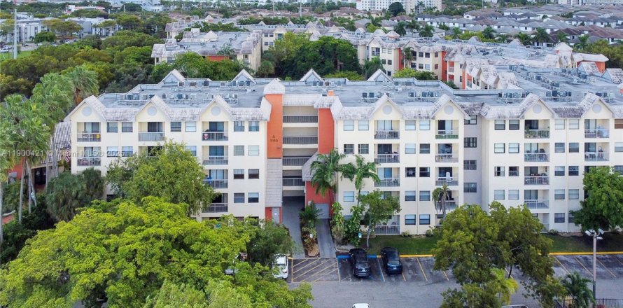 Кондоминиум с 1 спальней в Дорал, Флорида № 1952831