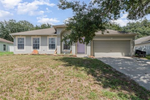 Casa en venta en Fruitland Park, Florida, 4 dormitorios, 197.79 m2 № 1853507 - foto 1