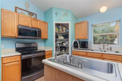 Casa en venta en Fruitland Park, Florida, 4 dormitorios, 197.79 m2 № 1853507 - foto 13