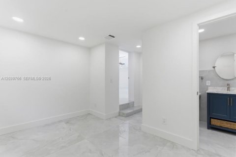 House in Miami, Florida 5 bedrooms, 212.28 sq.m. № 2188882 - photo 25