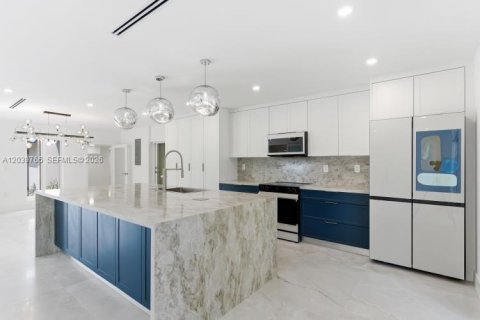 House in Miami, Florida 5 bedrooms, 212.28 sq.m. № 2188882 - photo 5