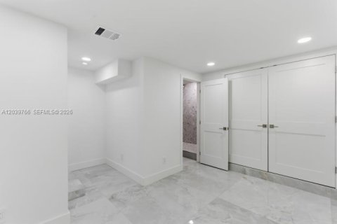 House in Miami, Florida 5 bedrooms, 212.28 sq.m. № 2188882 - photo 22