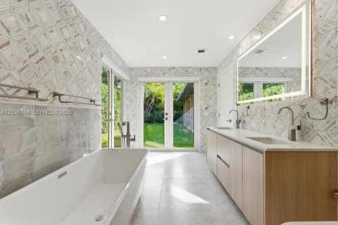 House in Miami, Florida 5 bedrooms, 212.28 sq.m. № 2188882 - photo 6