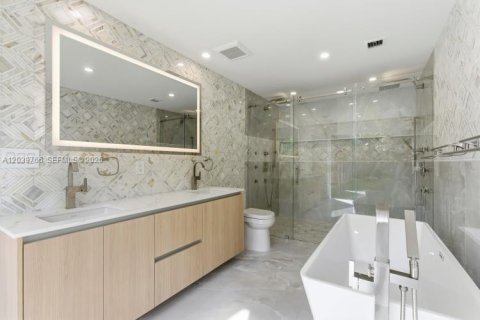 House in Miami, Florida 5 bedrooms, 212.28 sq.m. № 2188882 - photo 7