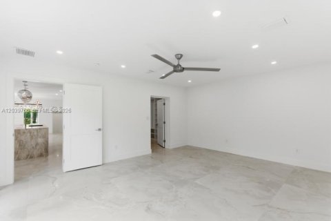 House in Miami, Florida 5 bedrooms, 212.28 sq.m. № 2188882 - photo 27