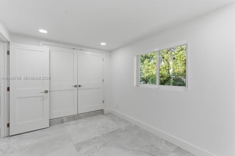 House in Miami, Florida 5 bedrooms, 212.28 sq.m. № 2188882 - photo 20