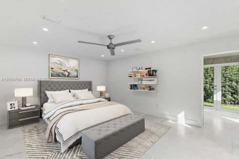 House in Miami, Florida 5 bedrooms, 212.28 sq.m. № 2188882 - photo 15