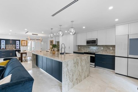 House in Miami, Florida 5 bedrooms, 212.28 sq.m. № 2188882 - photo 12
