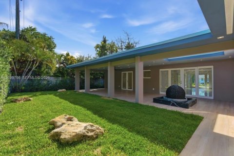 House in Miami, Florida 5 bedrooms, 212.28 sq.m. № 2188882 - photo 10