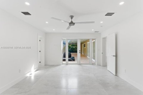 House in Miami, Florida 5 bedrooms, 212.28 sq.m. № 2188882 - photo 30