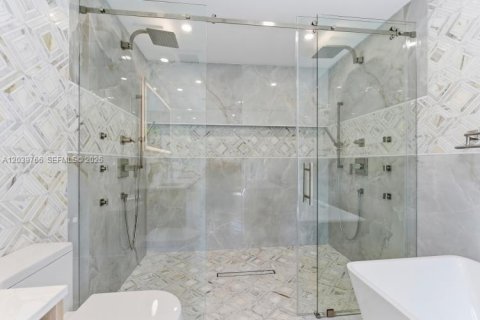 House in Miami, Florida 5 bedrooms, 212.28 sq.m. № 2188882 - photo 8