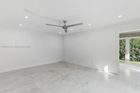 House in Miami, Florida 5 bedrooms, 212.28 sq.m. № 2188882 - photo 26