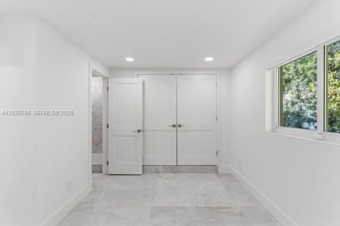 House in Miami, Florida 5 bedrooms, 212.28 sq.m. № 2188882 - photo 21