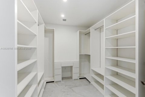 House in Miami, Florida 5 bedrooms, 212.28 sq.m. № 2188882 - photo 11