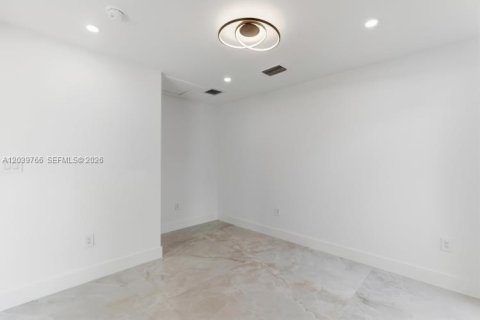 House in Miami, Florida 5 bedrooms, 212.28 sq.m. № 2188882 - photo 19