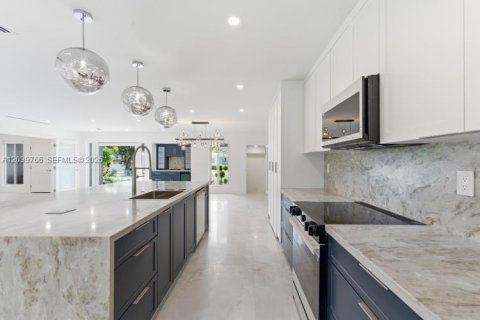 House in Miami, Florida 5 bedrooms, 212.28 sq.m. № 2188882