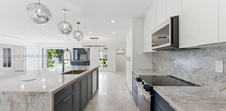 House in Miami, Florida 5 bedrooms, 212.28 sq.m. № 2188882