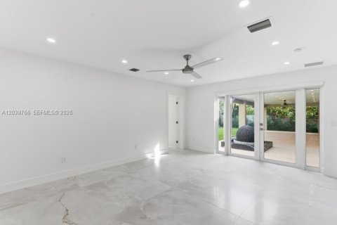 House in Miami, Florida 5 bedrooms, 212.28 sq.m. № 2188882 - photo 29