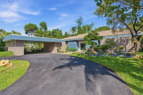 House in Miami, Florida 5 bedrooms, 212.28 sq.m. № 2188882 - photo 3