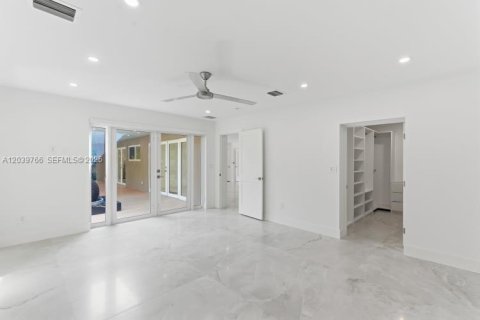 House in Miami, Florida 5 bedrooms, 212.28 sq.m. № 2188882 - photo 28