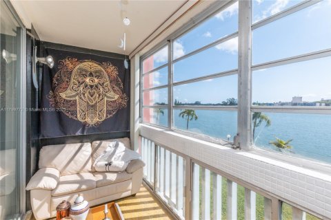 Condo in Miami, Florida, 1 bedroom  № 1683988 - photo 15