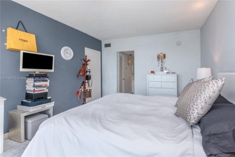 Condo in Miami, Florida, 1 bedroom  № 1683988 - photo 13
