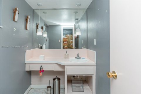 Condo in Miami, Florida, 1 bedroom  № 1683988 - photo 11
