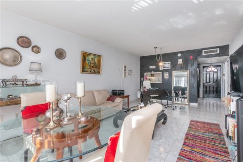 Condo in Miami, Florida, 1 bedroom  № 1683988 - photo 6