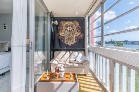 Condo in Miami, Florida, 1 bedroom  № 1683988 - photo 16