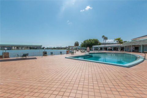 Condo in Miami, Florida, 1 bedroom  № 1683988 - photo 25