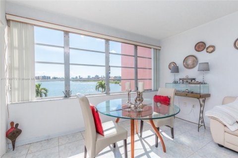 Condo in Miami, Florida, 1 bedroom  № 1683988 - photo 5