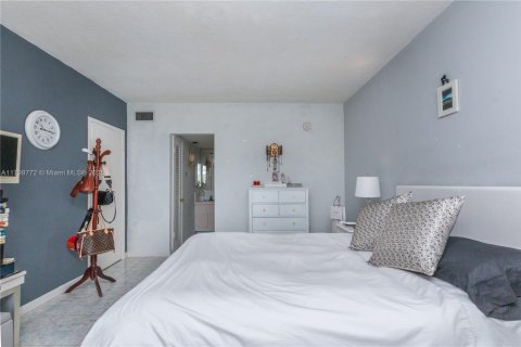 Condo in Miami, Florida, 1 bedroom  № 1683988 - photo 12