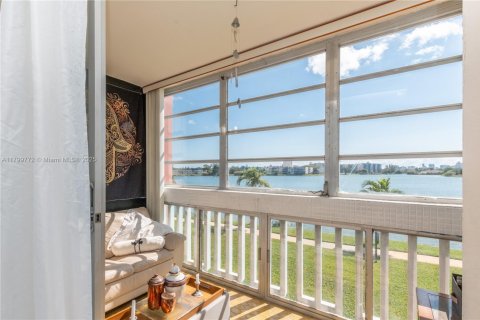 Condo in Miami, Florida, 1 bedroom  № 1683988 - photo 20