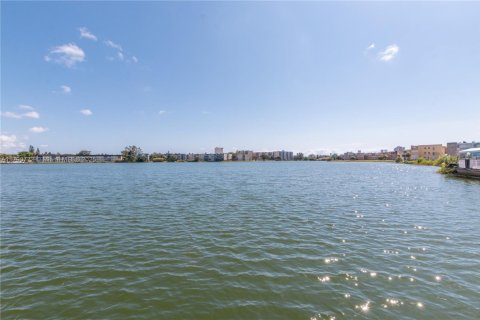 Condo in Miami, Florida, 1 bedroom  № 1683988 - photo 26