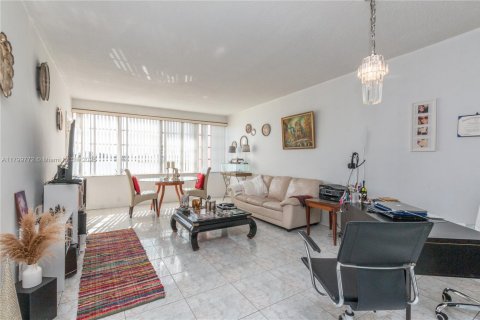 Condo in Miami, Florida, 1 bedroom  № 1683988 - photo 2